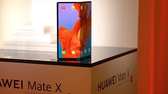 Huawei Mate X - foldable smartphone, with 5G network and thin frames