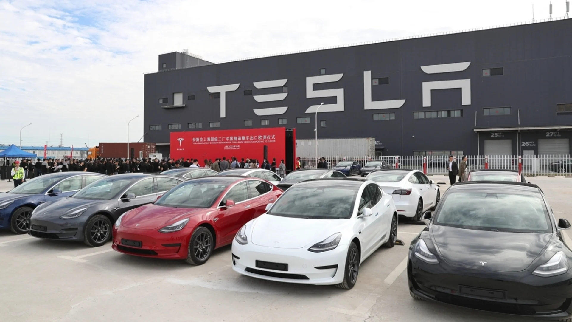 Tesla engineers going to build the second factory in Shanghai