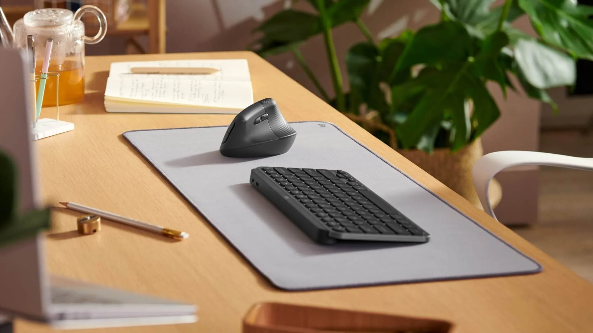 Logitech Lift Vertical Wireless Mouse